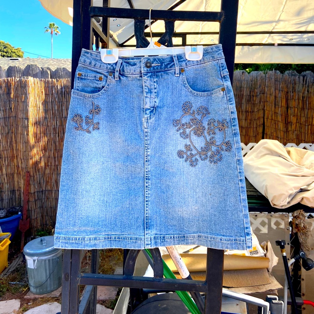 Beautiful Denim Skirt from Y2 BLU in size XS (3)